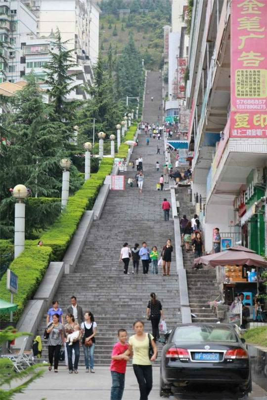 重慶市の建物がまた話題に！果てしなく続く石段「巫山百歩階段」