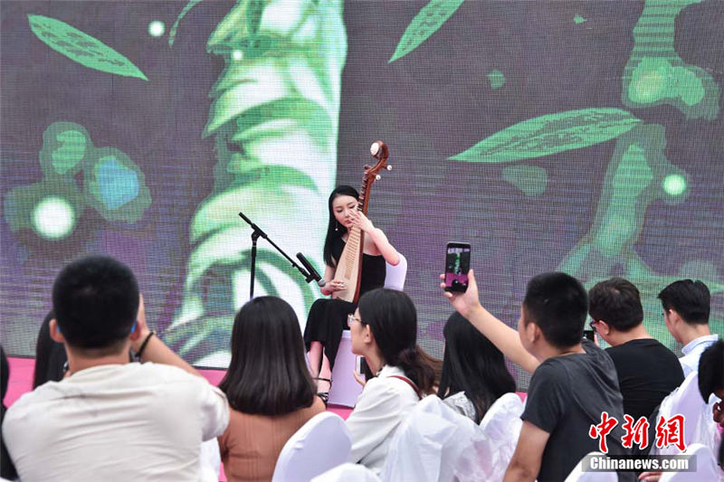 ミス?ユニバース北京地區(qū)大會(huì)で上位10名決定　華麗なドレス姿で美の競(jìng)演