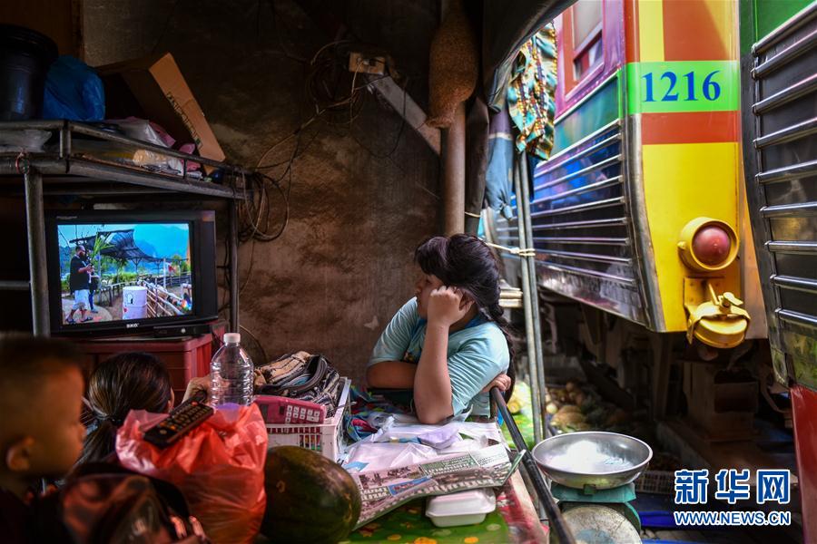 線路沿いに並ぶ市場「メークロン?マーケット」　タイ