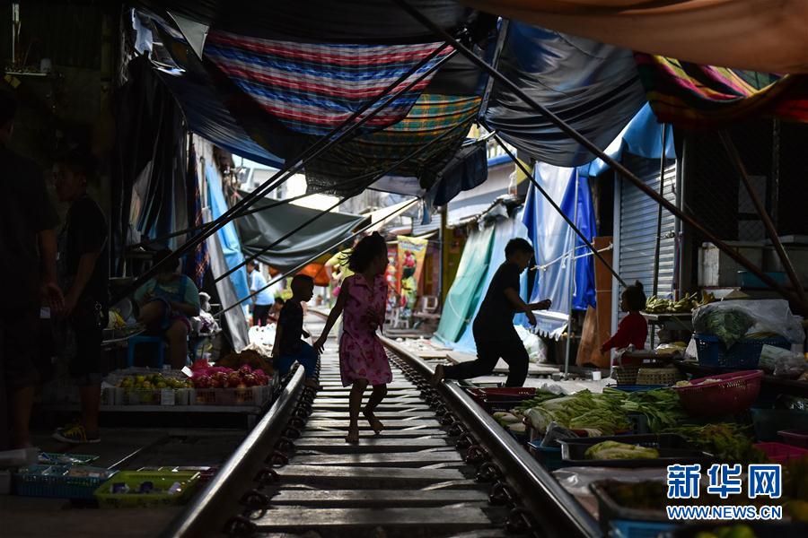 線路沿いに並ぶ市場「メークロン?マーケット」　タイ