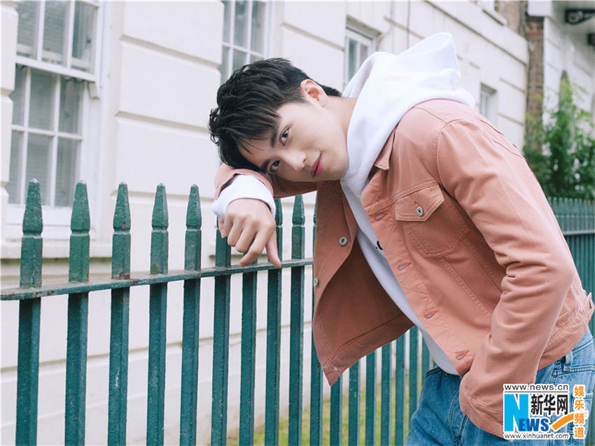 許魏洲が最新MVの寫(xiě)真公開(kāi)　爽やかスタイルでロンドン歩く