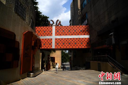 街中に巨大な「プレゼントボックス」型の建造物登場　重慶市