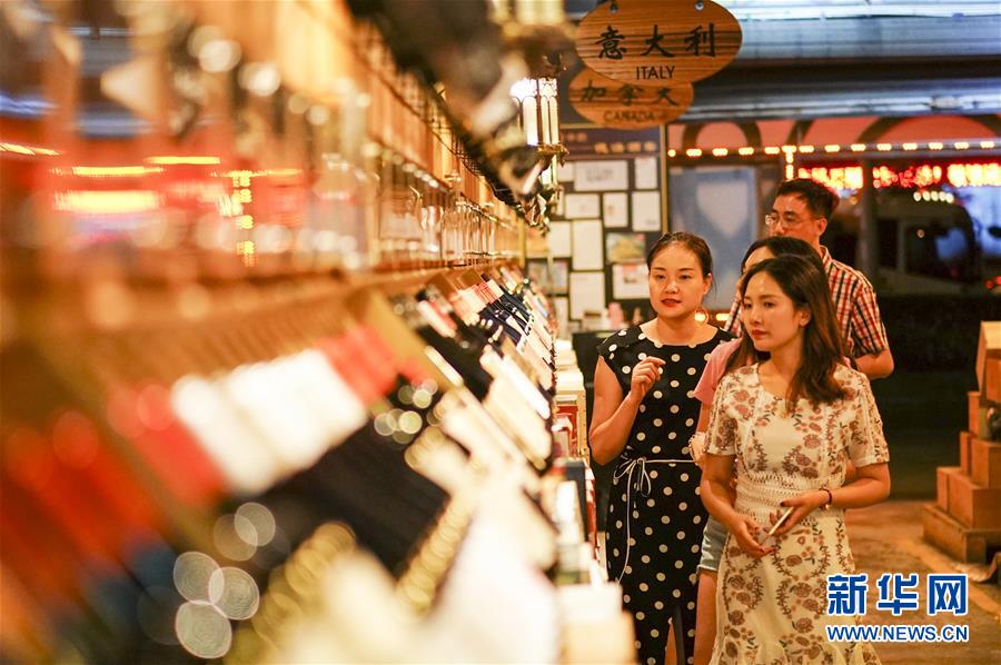 重慶市で高溫赤色警報(bào)発令、市民は防空壕內(nèi)で涼をとる