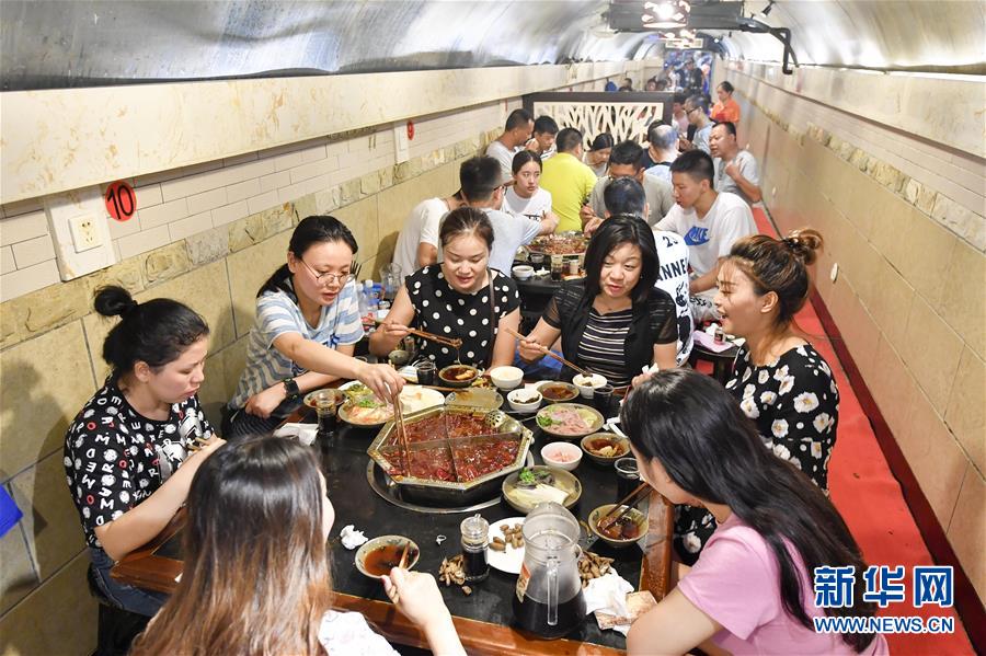 重慶市で高溫赤色警報発令、市民は防空壕內(nèi)で涼をとる