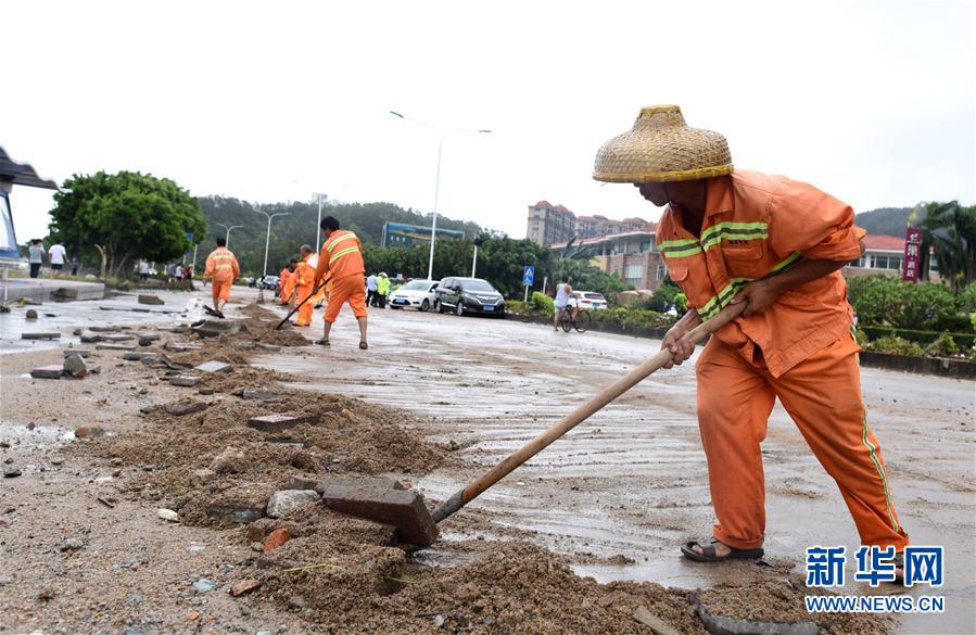 臺風が中國大陸に上陸、岸に打ち上げられた小型クルーザー