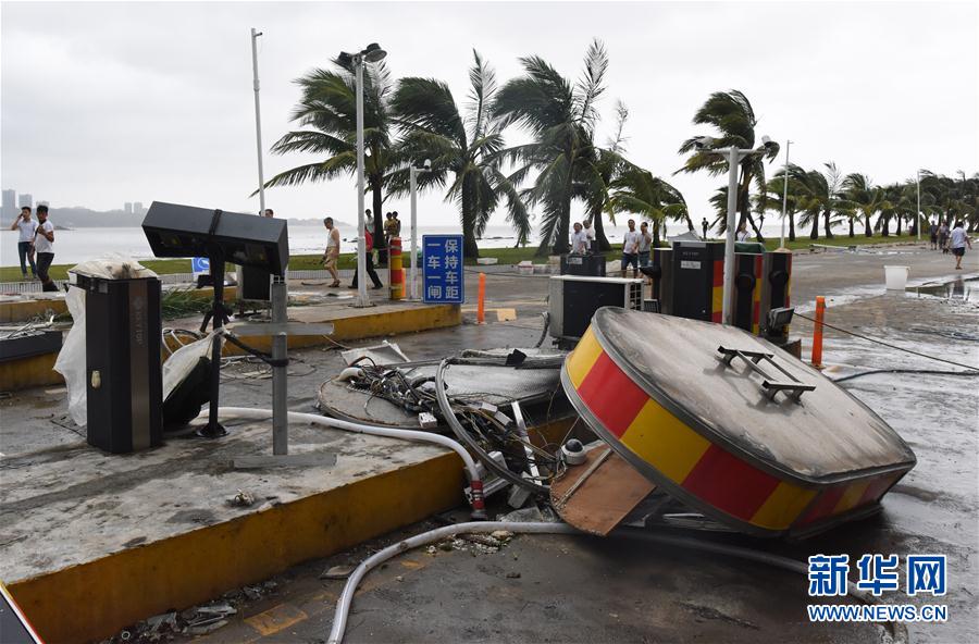 臺風が中國大陸に上陸、岸に打ち上げられた小型クルーザー