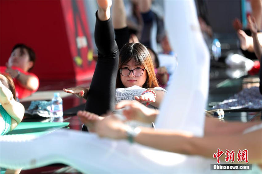 一味違った體験！ホワイトカラーの間で話題の「空中ヨガ」　上海市