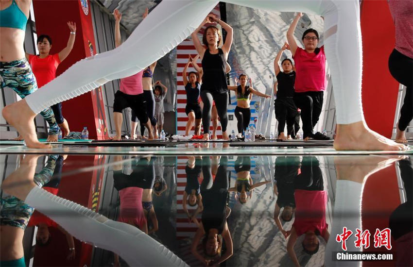 一味違った體験！ホワイトカラーの間で話題の「空中ヨガ」　上海市