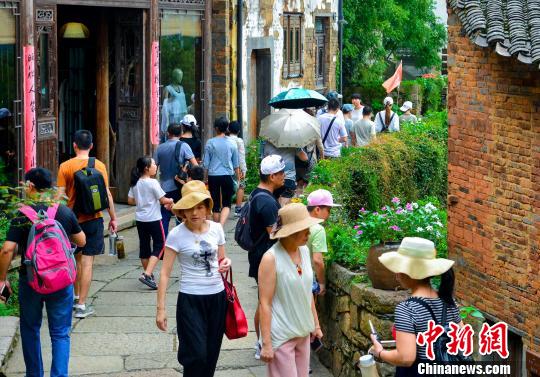 「中國(guó)で最も美しい村」、秋の収穫期を迎える　江西省