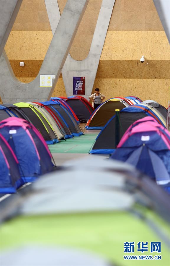 天津大學(xué)、遠(yuǎn)方からの新入生の保護(hù)者向けに「愛心テント」を準(zhǔn)備