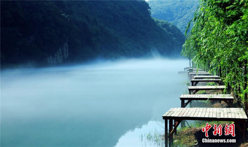 長江支流の香景源に獨特な「白沙奇霧」の奇観現(xiàn)る