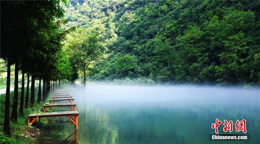 長江支流の香景源に獨(dú)特な「白沙奇霧」の奇観現(xiàn)る