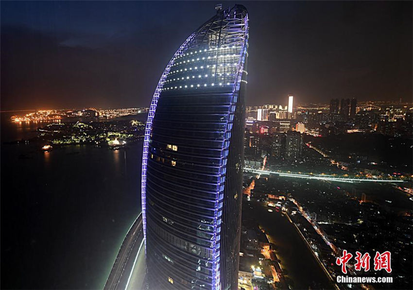 ライトアップが次第に完成し、美しい煌めき見せるアモイの夜景　福建省