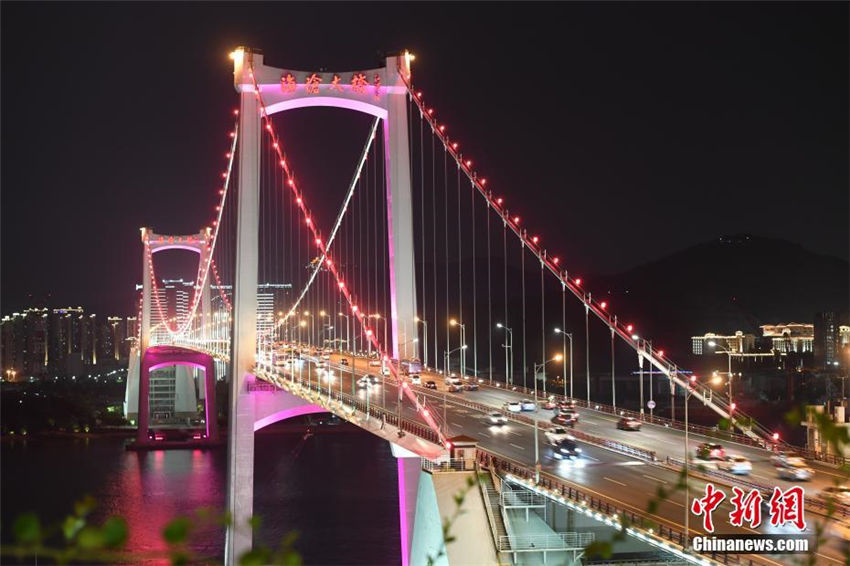 ライトアップが次第に完成し、美しい煌めき見せるアモイの夜景　福建省