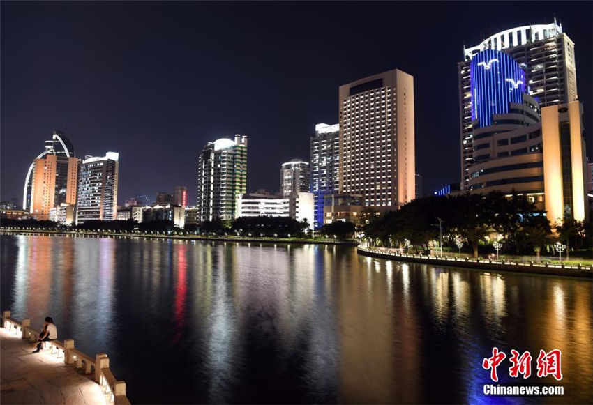 ライトアップが次第に完成し、美しい煌めき見せるアモイの夜景　福建省