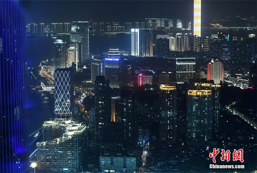 ライトアップが次第に完成し、美しい煌めき見せるアモイの夜景　福建省