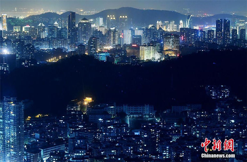ライトアップが次第に完成し、美しい煌めき見(jiàn)せるアモイの夜景　福建省