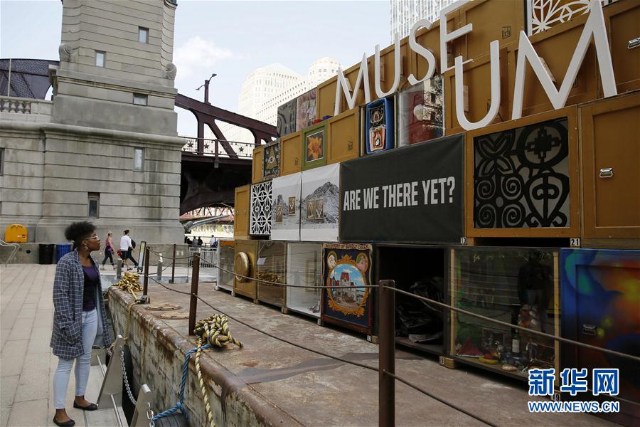 シカゴ川に浮かぶ水上博物館　アメリカ
