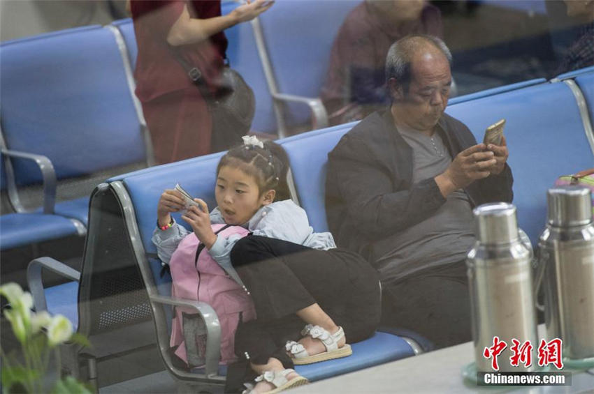 新學期を控え、後ろ髪を引かれる思いで故郷に戻る子どもたち