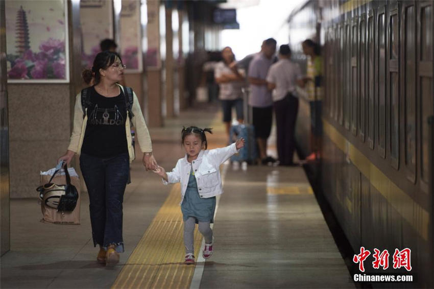 新學(xué)期を控え、後ろ髪を引かれる思いで故郷に戻る子どもたち