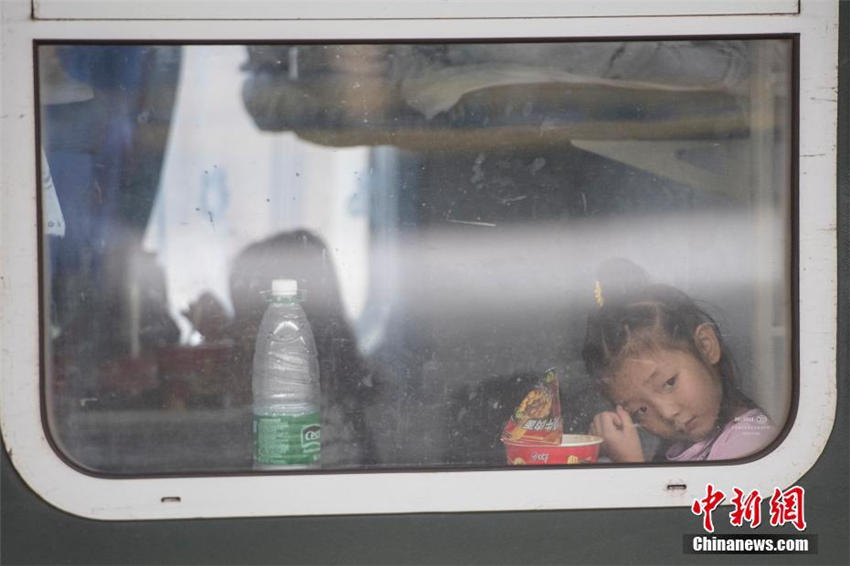 新學(xué)期を控え、後ろ髪を引かれる思いで故郷に戻る子どもたち