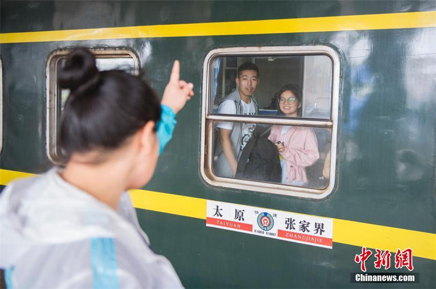 新學(xué)期を控え、後ろ髪を引かれる思いで故郷に戻る子どもたち