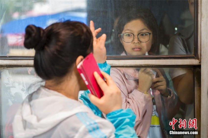 新學(xué)期を控え、後ろ髪を引かれる思いで故郷に戻る子どもたち