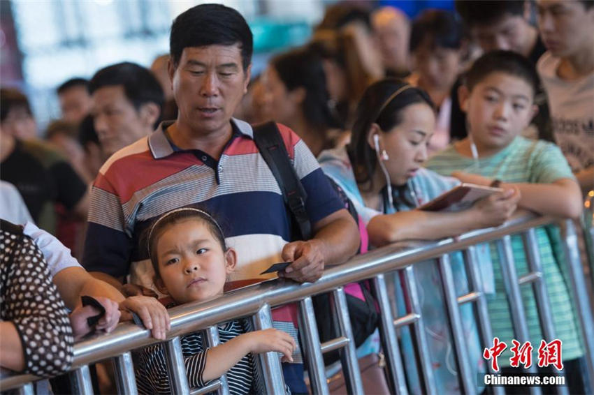 新學(xué)期を控え、後ろ髪を引かれる思いで故郷に戻る子どもたち