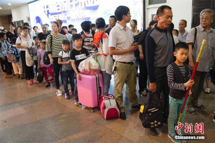 新學期を控え、後ろ髪を引かれる思いで故郷に戻る子どもたち