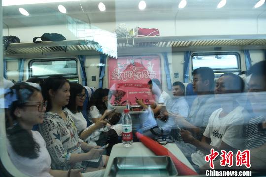 「戀人探し応援特別列車」で獨(dú)身男女千人が出會(huì)いの旅へ　重慶市