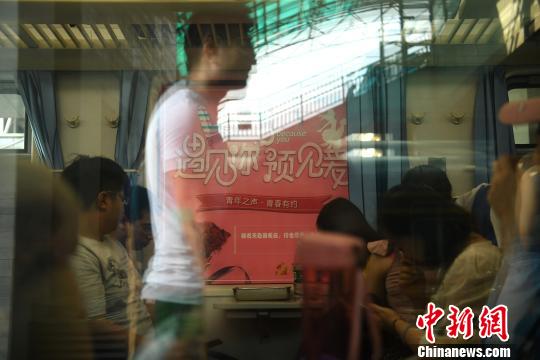 「戀人探し応援特別列車」で獨(dú)身男女千人が出會(huì)いの旅へ　重慶市