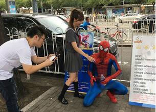 北京に“スパイダーマン”登場！？　手をつなぐ1元　キス7元