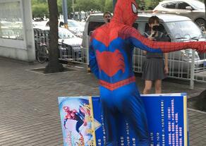 北京に“スパイダーマン”登場！？　手をつなぐ1元　キス7元