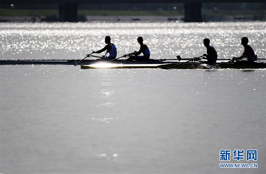 きらめく水上を進(jìn)む選手たち　全國(guó)運(yùn)動(dòng)會(huì)ボート競(jìng)技開催　天津市