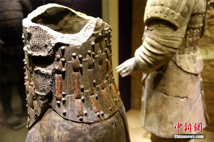 兵馬俑の彩色に人工的に作られた「藍色」と「紫色」を発見