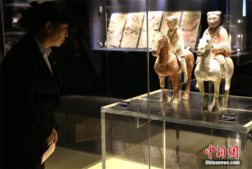 兵馬俑の彩色に人工的に作られた「藍(lán)色」と「紫色」を発見