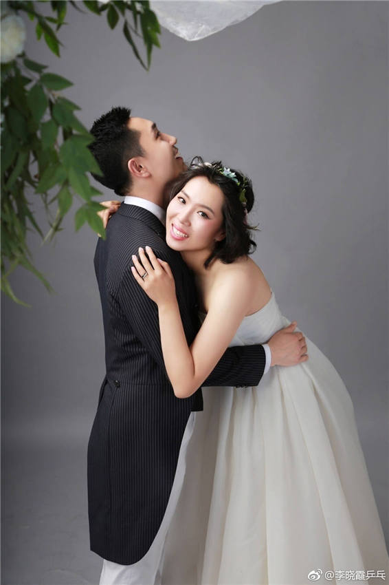 元卓球代表の李暁霞が七夕にウェディング寫真を公開