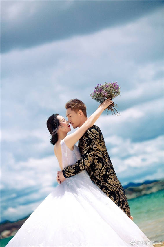 元卓球代表の李暁霞が七夕にウェディング寫真を公開