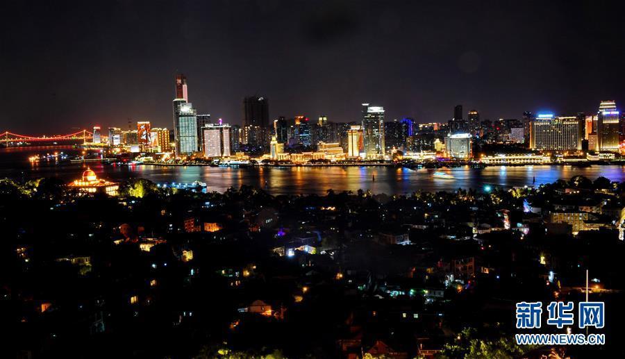 美しくライトアップされた廈門(mén)の夜景　福建省
