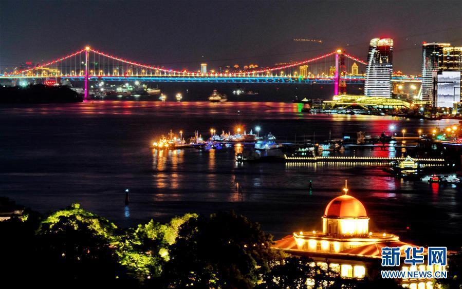 美しくライトアップされた廈門(mén)の夜景　福建省