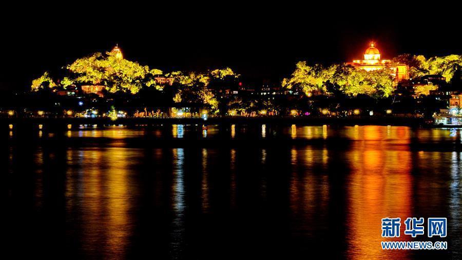 美しくライトアップされた廈門の夜景　福建省