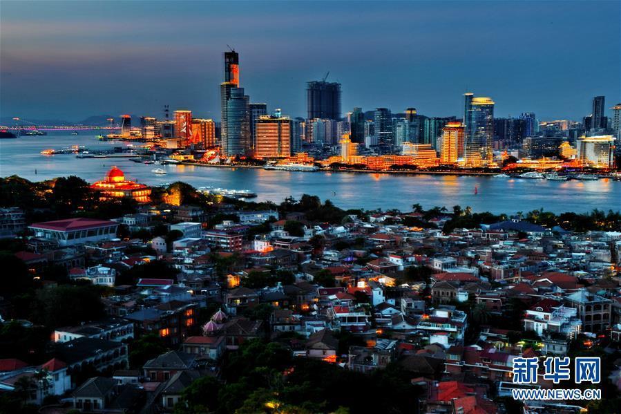 美しくライトアップされた廈門の夜景　福建省