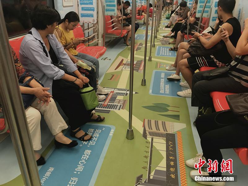 南京市地下鉄2號線に「大學特別車両」登場　新入生らを歓迎　江蘇省