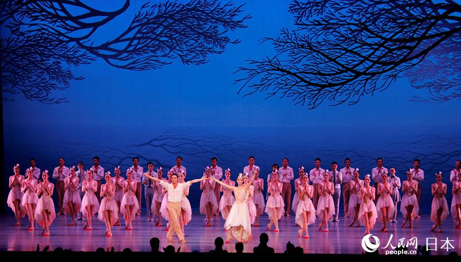 公演終了後、挨拶する出演者たち