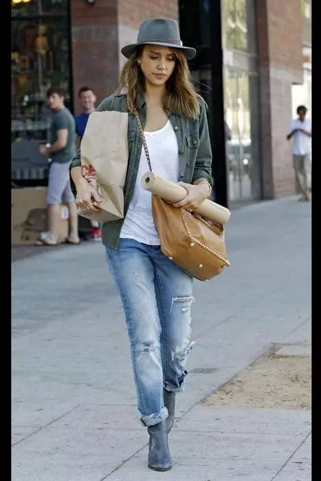 今秋のファッションはダメージジーンズコーデで決まり！