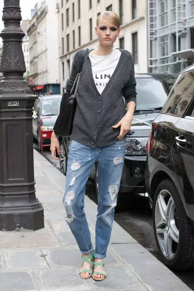 今秋のファッションはダメージジーンズコーデで決まり！