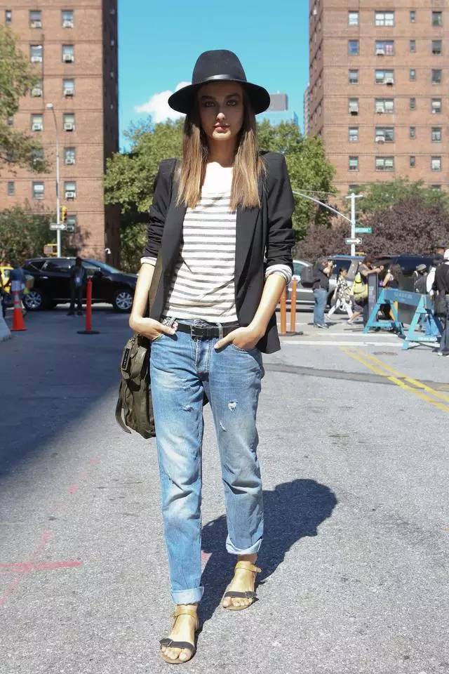 今秋のファッションはダメージジーンズコーデで決まり！