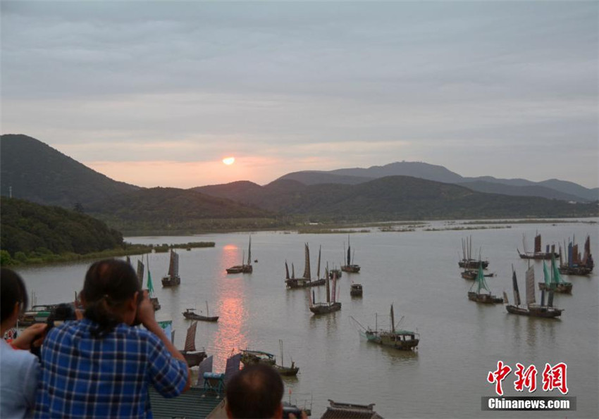 朝日を浴びて進む漁船　新たな漁業(yè)シーズン到來　江蘇省