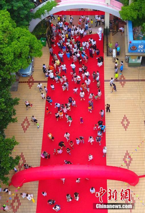 江西省の小學校で入學式　學校生活をスタートさせる子どもたち