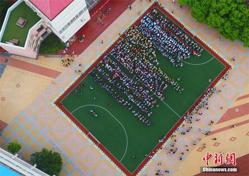 江西省の小學(xué)校で入學(xué)式　學(xué)校生活をスタートさせる子どもたち